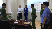 Huỳnh Thị Ngọc Như (mặc áo xanh) nguyên phó tổng giám đốc phụ trách đào tạo Công ty cổ phần địa ốc Alibaba về tội “Lừa đảo chiếm đoạt tài sản”
