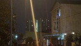 Công an phong toả khám nghiệm hiện trường. Ảnh: CHÍ THẠCH