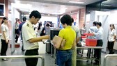 Bị phạt 7,5 triệu đồng do sử dụng giấy tờ tuỳ thân và thẻ lên máy bay của người khác
