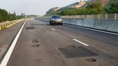 Cao tốc Đà Nẵng - Quảng Ngãi bị hư hỏng sau khi thông xe
