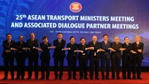 Phó Thủ tướng Chính phủ Trịnh Đình Dũng chụp ảnh lưu niệm với các đại biểu dự hội nghị ATM25