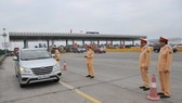CSGT kiểm tra nồng độ cồn trên QL5