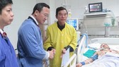 Lãnh đạo Ủy ban ATGT Quốc gia thăm nạn nhân tai nạn giao thông tại bệnh viện Việt Đức (Hà Nội)