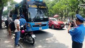 Thanh tra giao thông ghi hình xe khách vi phạm trên đường Phạm Ngũ Lão (quận 1)
