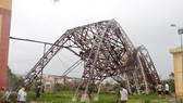 Tháp truyền hình bị gẫy đổ trong mưa bão
