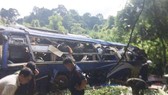 Hiện trường vụ xe khách lao xuống vực ở xã Rờ Koi, huyện Sa Thầy, Kon Tum sáng sớm nay 11-7-2020