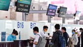Làm thủ tục tại sân bay Nội Bài
