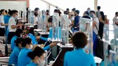 Lắp thêm màng chắn giọt bắn tại quầy làm thủ tục sân bay Nội Bài