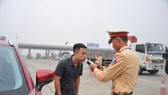 Tài xế bị yêu cầu kiểm tra nhanh nồng độ cồn khi vào đường cao tốc