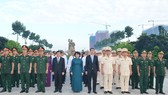 Các đồng chí lãnh đạo TPHCM cùng các đại biểu viếng Nghĩa trang Liệt sĩ Thành phố. Ảnh: VIỆT DŨNG