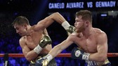 Golovkin (trái) và Alvarez đấu khá cân bằng, nhưng trọng tài Byrd không nghĩ vậy...