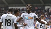 Tammy Abraham đang "gánh team" cho Swansea