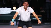 Krajinovic ăn mừng hoang dại trên sân đấu sau chiến thắng