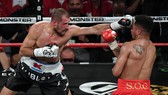 Sergei Kovalev (trái) trong trận thua Andre Ward hồi tháng 6