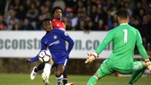 Callum Hudson-Odoi ký hợp đồng chuyên nghiệp đầu tiên với Chelsea