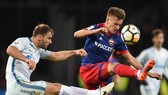 Branislav Ivanovic (trái) đang chơi rất hay trong màu áo của Zenit