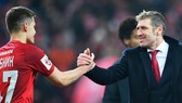 Massimo Carrera chúc mừng các học trò