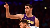 Lonzo Ball (đứng) sẽ phải vắng mặt trong ít nhất 1 tuần lễ