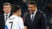 Ronaldo "người ngoài hành tinh" trong lễ trao giải Confed Cup 2017