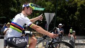 Peter Sagan bốc đầu xe ăn mừng chiến thắng