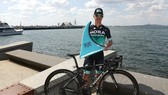 Jay McCarthy khoe chiếc cúp vô địch Cadel Evans Great Ocean