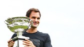 Roger Federer khoe chiếc cúp vô địch Australian Open 2018