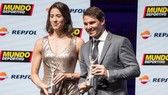 Rafael Nadal (phải) trong buổi lễ nhận giải Nhà thể thao của năm