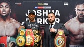 Anthony Joshua (trái) và Joseph Parker