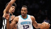 Dwight Howard (phải) tỏa sáng, giúp Hornets thắng Nets