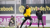 Usain Bolt trên sân tập của Borussia Dortmund