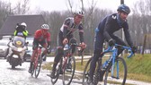 Các tay đua thi đấu ở Ám ảnh với đường đua Dwars door Vlaanderen trong điều kiện khủng khiếp