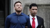 Conor McGregor bị cảnh sát còng tay áp giải khỏi đồn