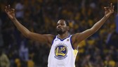 Kevin Durant ăn mừng chiến thắng