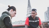 Lewis Hamilton (phải) và Hector Bellerin của Arsenal