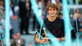 Aelxander Zverev và chiếc cúp chiến thắng