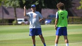 HLV Sarri đang làm việc với David Luiz trong 1 buổi tập gần đây