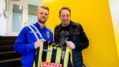 Leonid Slutsky bên cạnh một bản hợp đồng mới của Vitesse