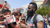 James Harden luôn được nhiều người hâm mộ chú ý
