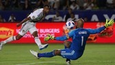 Ashley Cole dứt điểm qua người thủ môn Tim Howard