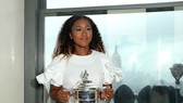 Naomi Osaka khoe chiếc cúp vô địch US Open ở Trung tâm Rockefeller