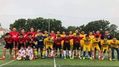 Đánh Không Đá FC (áo đỏ) và Chelsea Saigon All Stars trước trận đấu