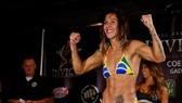 Cris Cyborg còn mặc cả áo lót in hình quốc kỳ Brazil lên bàn cân trọng lượng