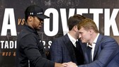 Alexander Povetkin (phải) và Anthony Joshua