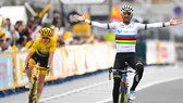 Alejandro Valverde ăn mừng trên đường đua