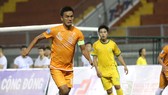 Cựu tuyển thủ Ngọc Thanh tung hoành trên sân phủi