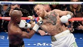 Mayweather chê McGregor xuất quyền "yếu xìu"