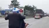 Thanh niên chạy xe máy bằng 2 chân bị phạt hơn 7 triệu đồng
