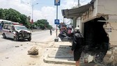 Xe cứu thương mất lái lao vào nhà dân