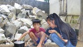 Bố mẹ bỏ đi biệt tích, 2 con bơ vơ