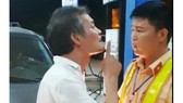 Tát cảnh sát giao thông, tài xế xe biển xanh bị phạt 2,5 triệu đồng